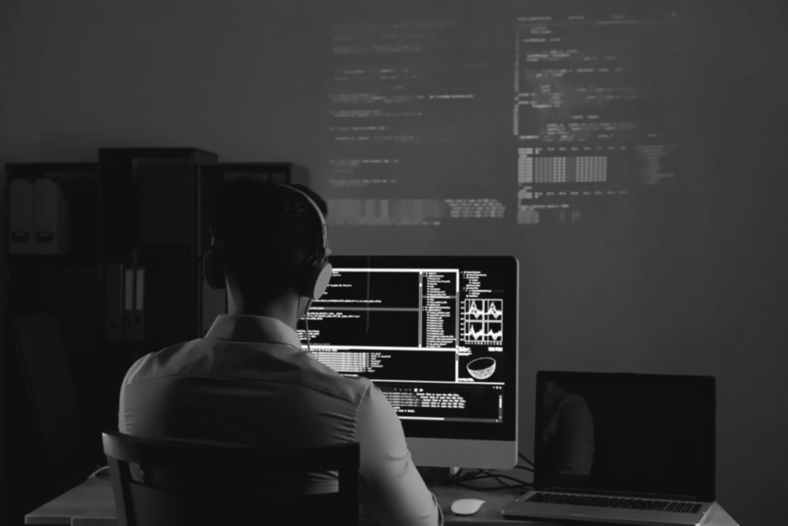 Team analysiert Website-Statistiken